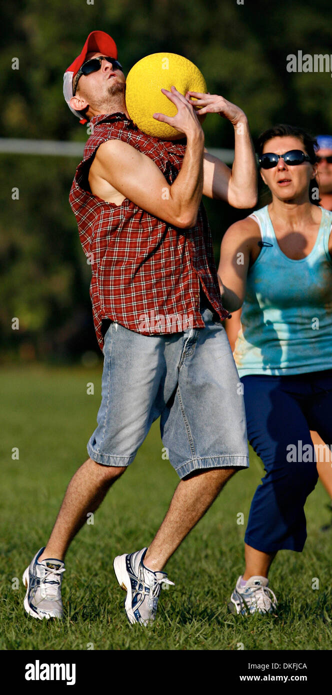 TP 307993 WALL kickball 3 (06/24/2009 Tampa) St. Petersburg Times