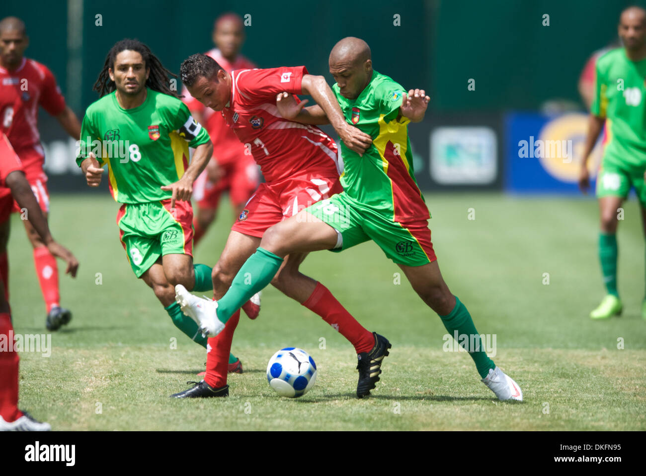 Jul 05, 2009 - Oakland, California, USA - Panama forward BLAS PEREZ holds off Guadeloupe defender THOMAS GAMIETTE in CONCACAF Gold Cup Group C action at Oakland-Alameda County Coliseum. (Credit Image: © Matt Cohen/Southcreek Global/ZUMA Press) Stock Photo