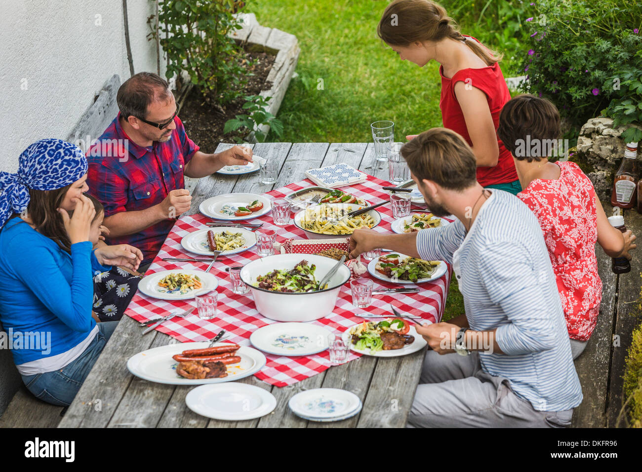 Family sitting at picnic table hi-res stock photography and images - Alamy