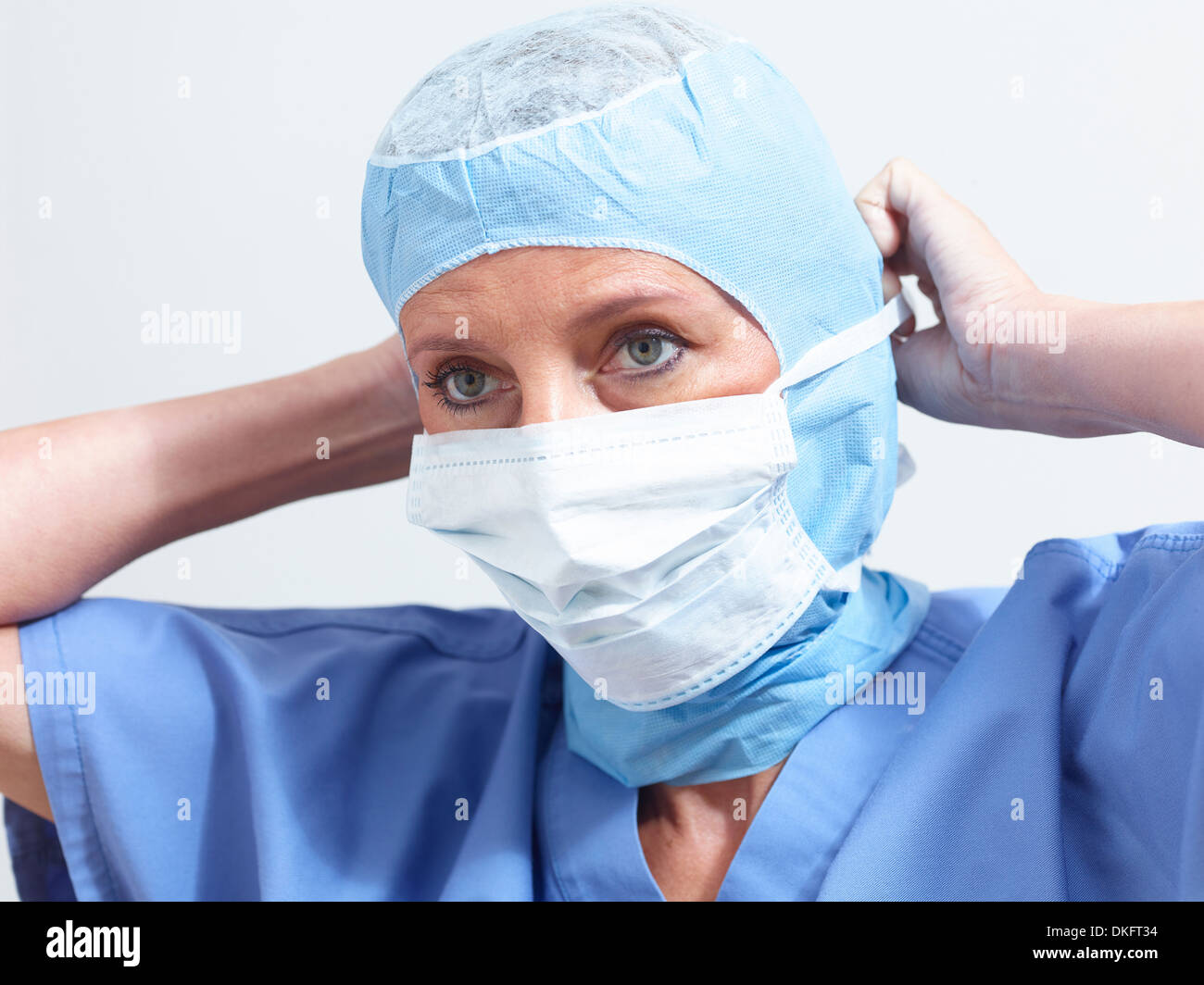 Surgeon putting on surgical mask Stock Photo Alamy
