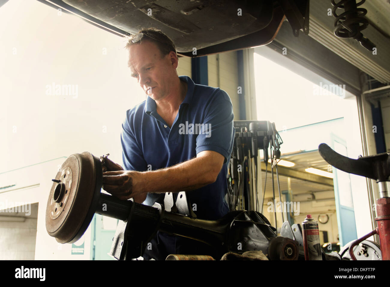 Car in workshop hi-res stock photography and images - Alamy
