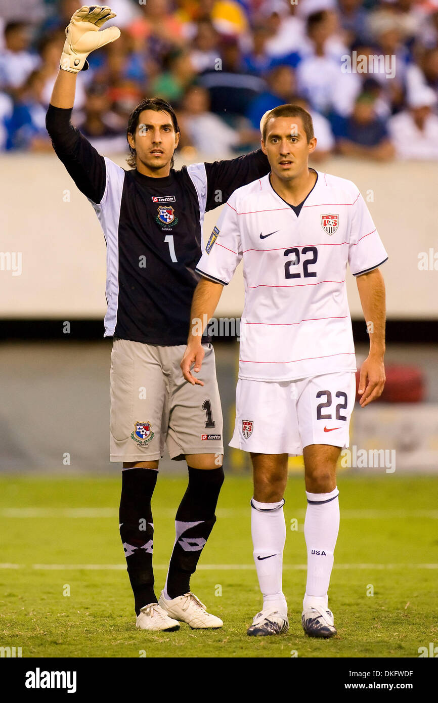 Jul 18, 2009 - Philadelphia, Pennsylvania, USA - Panama's goalkeeper JAIME PENEDO (1) with United States' midfielder DAVY ARNAUD (22) waiting for the corner kick during the CONCACAF Gold Cup quarter finals match between United States and Panama at Lincoln Financial Field in Philadelphia, Pennsylvania. (Credit Image: © Christopher Szagola/Southcreek Global/ZUMA Press) Stock Photo