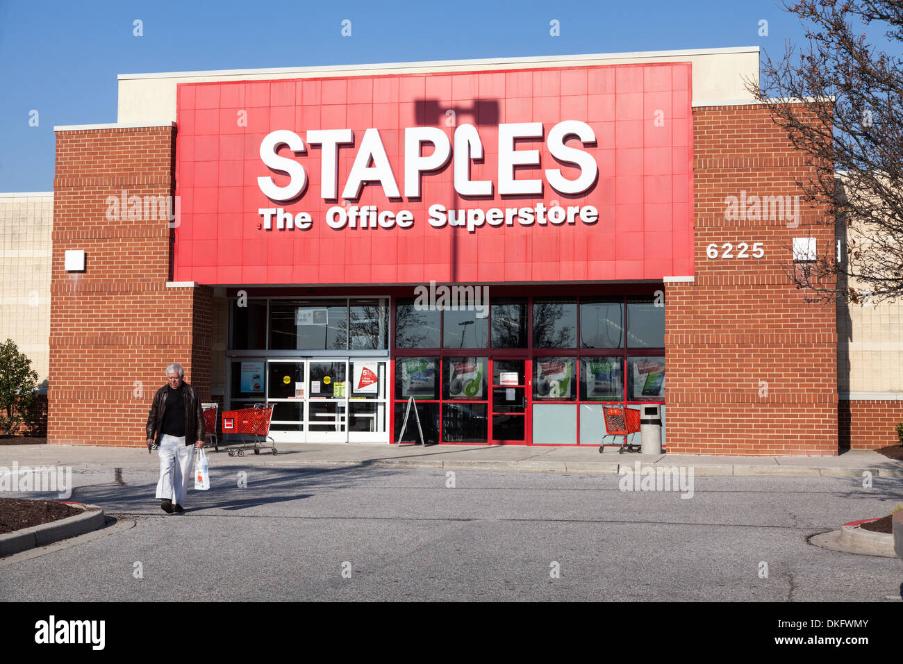 A Staples retail location in Maryland Stock Photo - Alamy