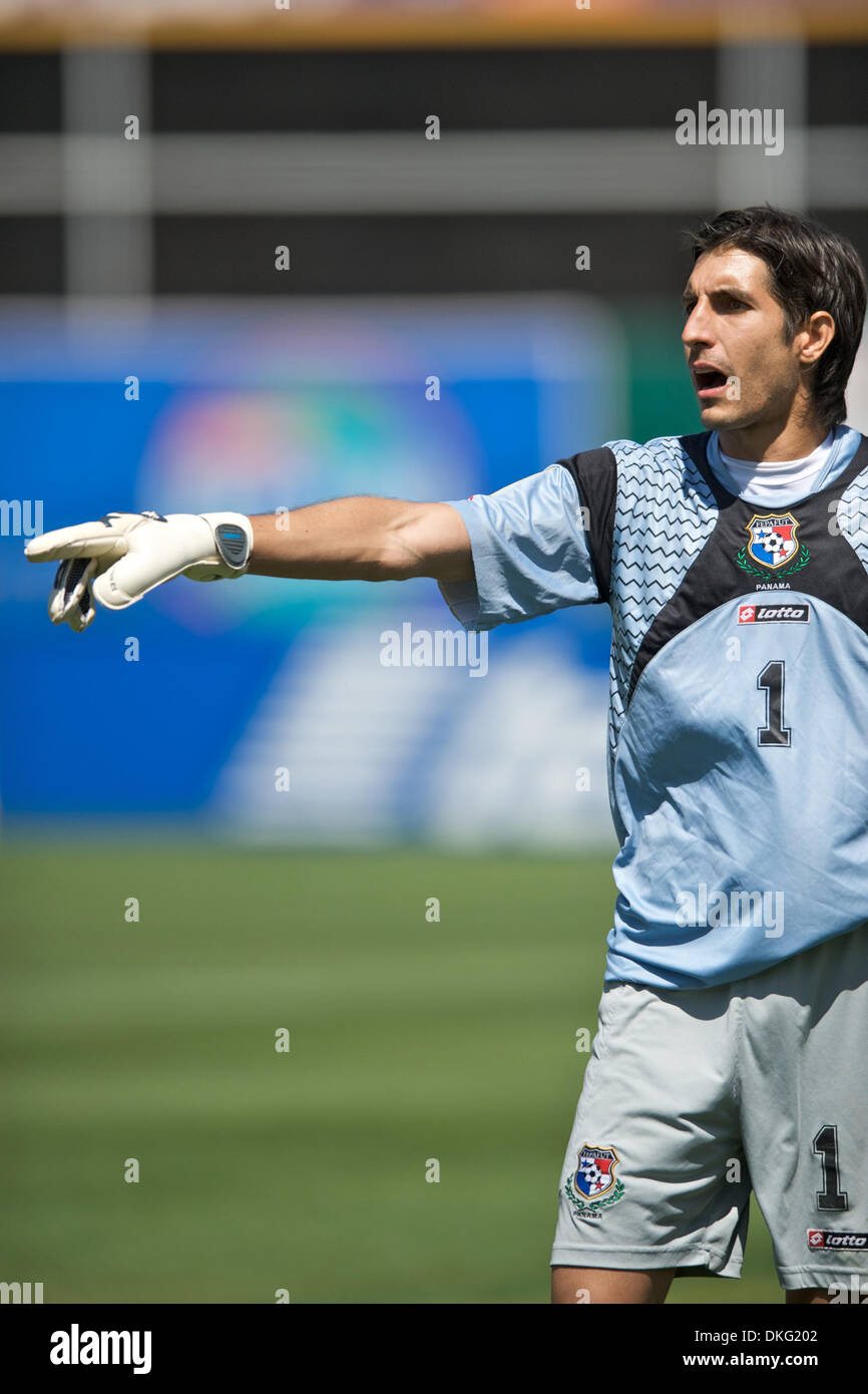 July 05, 2009 - Oakland, California, U.S - 05 July 2009:  Panama goalkeeper Jaime Penedo directs his defenders in CONCACAF Gold Cup Group C action at Oakland-Alameda County Coliseum. (Credit Image: © Matt Cohen/Southcreek Global/ZUMApress.com) Stock Photo