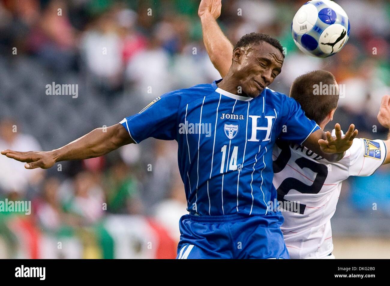 Jul 23, 2009 - Chicago, Illinois, USA - Honduras' CARLOS PALACIOS gets a header against USA during their semifinal game of the CONCACAF Gold Cup at Soldier Field in Chicago. USA won 2-0 to advance to the Final. (Credit Image: Â© Chris McGuire/Southcreek EMI/ZUMA Press) Stock Photo