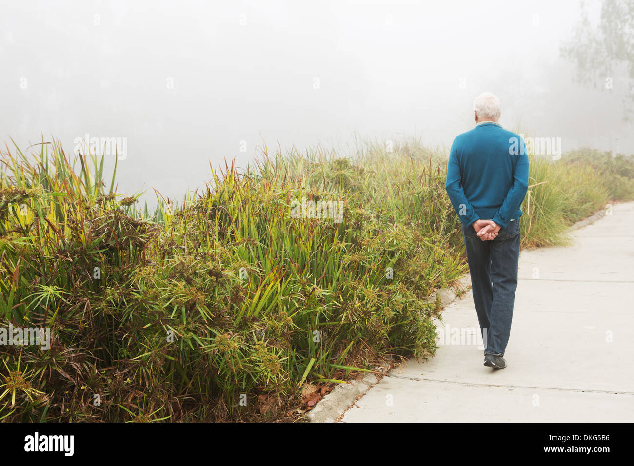 Senior man alone hi-res stock photography and images - Alamy