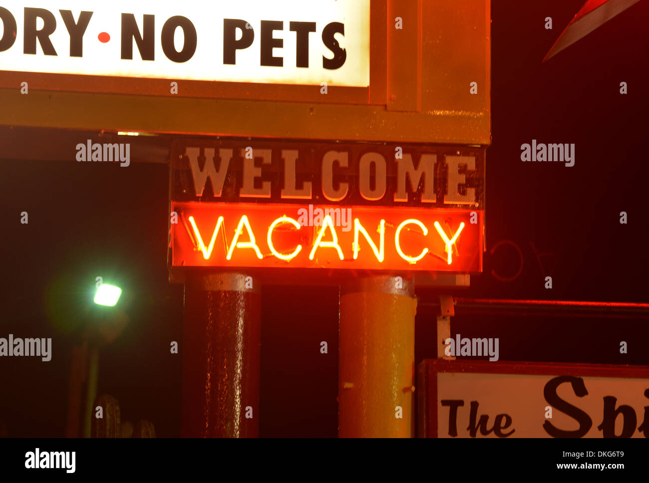 Route 66 Vacancy Neon, Desert Hills Motel in Tulsa USA neon sign outside classic motor court hotel Stock Photo