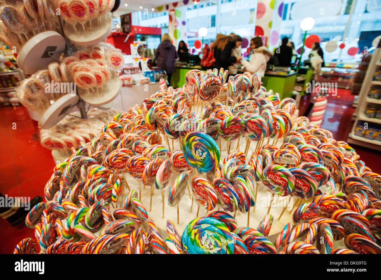 https://c8.alamy.com/comp/DKG9TG/the-fao-schweetz-candy-department-in-the-iconic-fao-schwarz-toy-store-DKG9TG.jpg