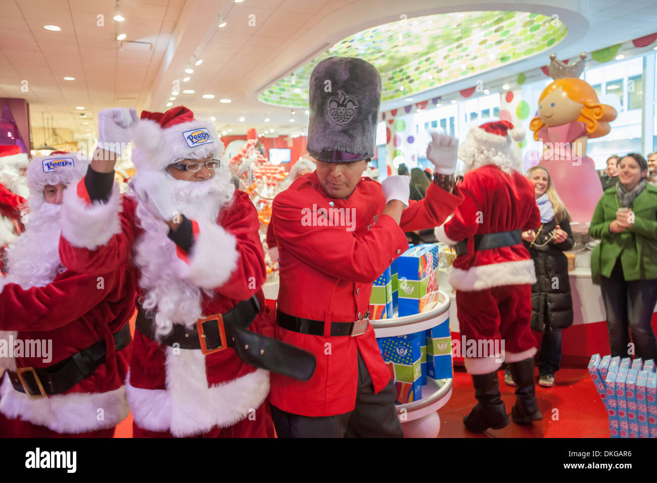 Fao schwarz new york christmas hi-res stock photography and images - Alamy
