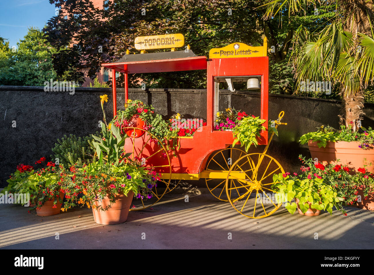 Old popcorn cart with flower display. Market Square, Victoria, Vancouver Island, British Columbia, Canada Stock Photo