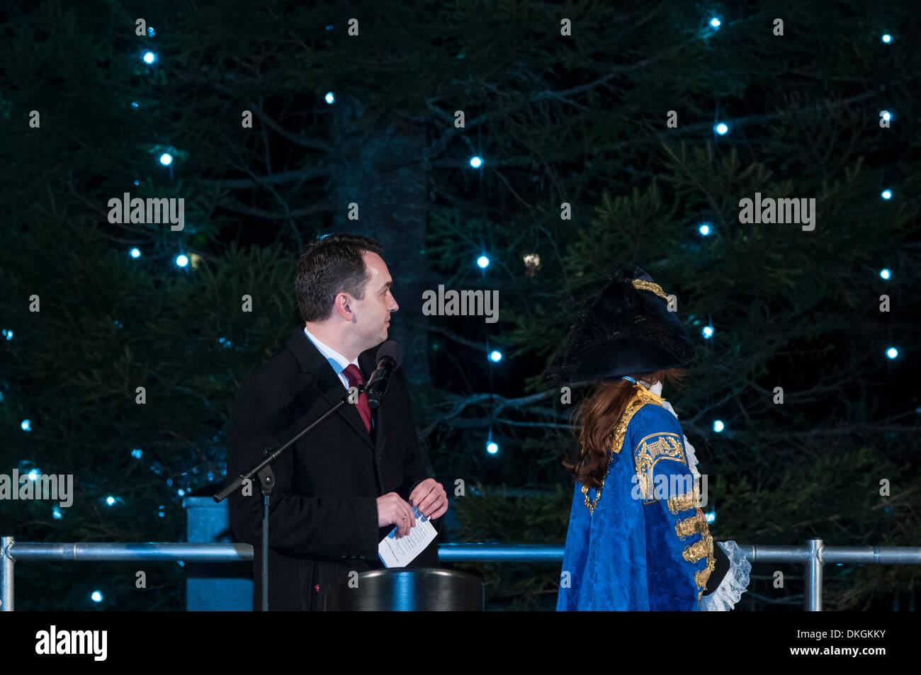 Trafalgar Square, London, UK, 5 December 2013.  Governing Mayor of Oslo, Stian Berger Røsland and Lord Mayor of Westminster, Cllr Sarah Richardson, turn to see the lights turn on at the annual lighting of the Trafalgar Square Christmas Tree.  The tree is donated by the City of Oslo to the people of London each year as a token of gratitude for Britain’s support during the Second World War.  Credit:  Stephen Chung/Alamy Live News Stock Photo