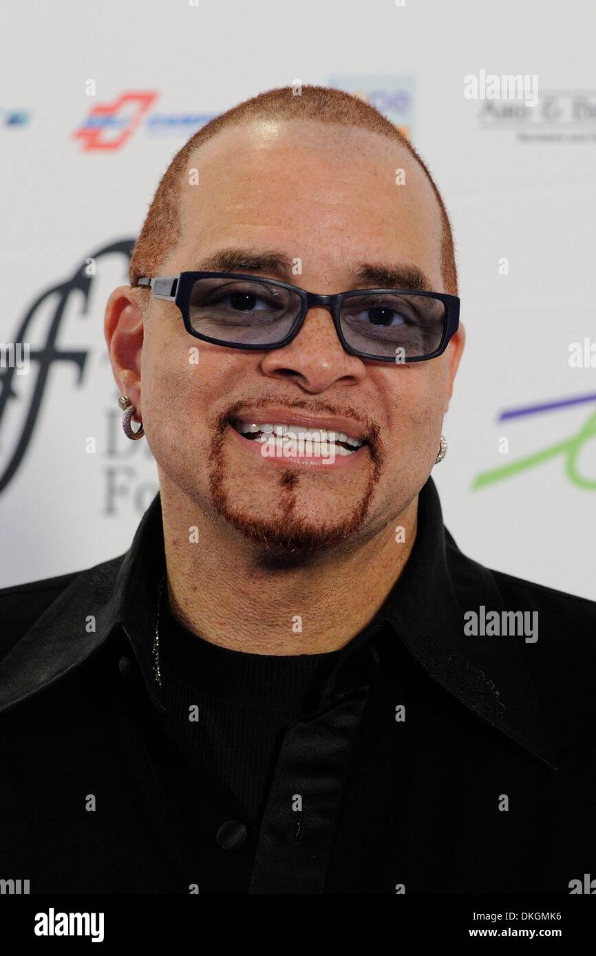 Toronto, Canada. 5th Dec 2013. Sinbad arriving at the David Foster ...