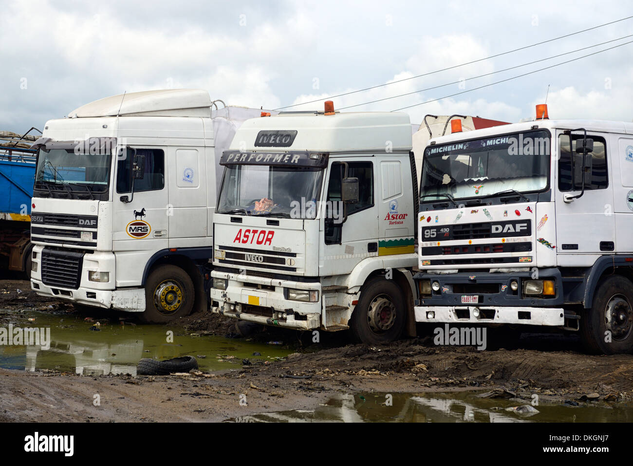 trucks articulated vehicle pullover layby ibadan highway lagos nigeria transport haulage Stock Photo
