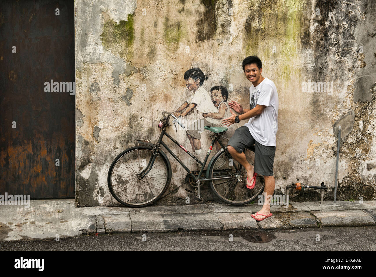 little children on a bicycle mural: street art in Georgetown in Penang