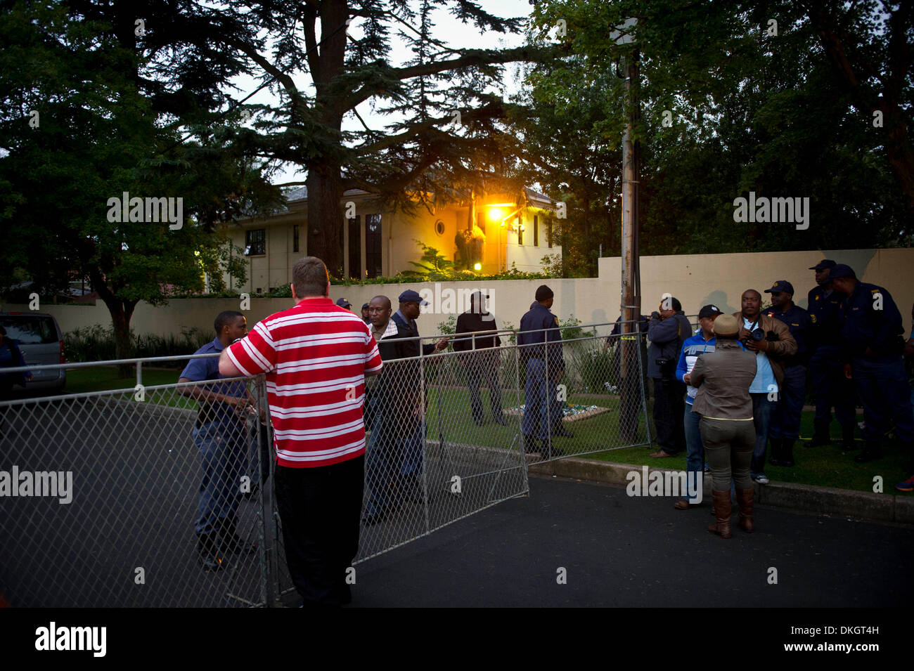 Johannesburg, South Africa. 6th December 2013. Police put up fence barricading outside former President Nelson Mandela’s Home on December 6, 2013 in Houghton, Johannesburg, South Africa. Mourners have been gathering since early hours of the morning to pay their respects. The Father of the Nation, Nelson Mandela, Tata Madiba, passed away quietly on the evening of December 5, 2013 at his home in Houghton with family. (Photo by Gallo Images / Foto24 / Nelius Rademan/Alamy Live News) Stock Photo