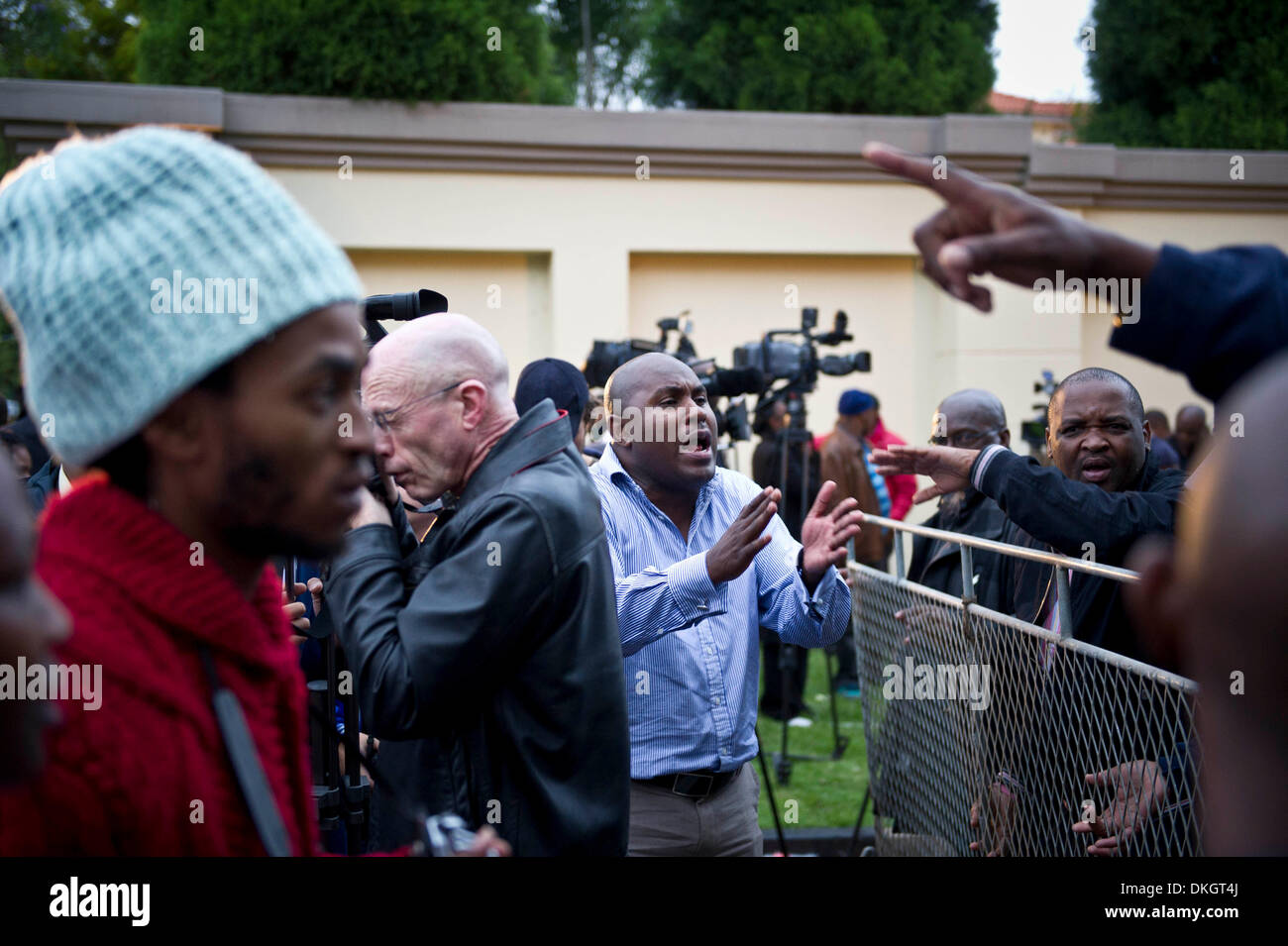 Johannesburg, South Africa. 6th December 2013. Police put up fence barricading outside former President Nelson Mandela’s Home on December 6, 2013 in Houghton, Johannesburg, South Africa. Mourners have been gathering since early hours of the morning to pay their respects. The Father of the Nation, Nelson Mandela, Tata Madiba, passed away quietly on the evening of December 5, 2013 at his home in Houghton with family. (Photo by Gallo Images / Foto24 / Nelius Rademan/Alamy Live News) Stock Photo