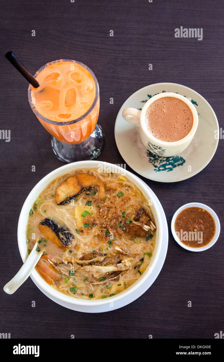 Kari kepala ikan (fish head soup), teh tarik (pulled tea) and fruit