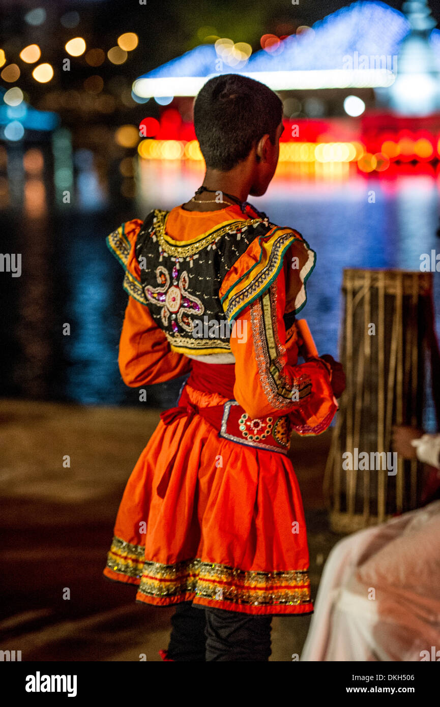 Sri lanka traditional dress hires stock photography and images Alamy