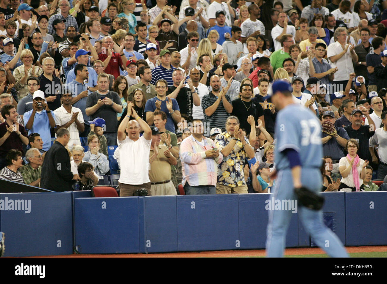 Roy Doc Halladay gets standing ovation from Blue Jays fans in 2011 