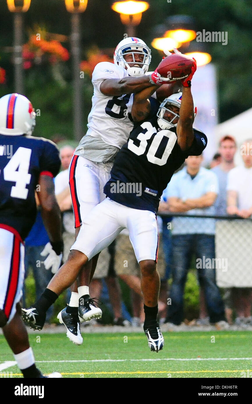 Buffalo Bills tight end Shawn Nelson battles for the ball with safety