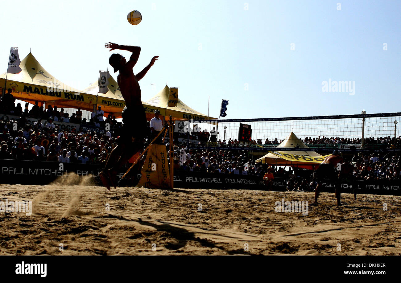 Manhattan Beach Pro Beach Volleyball Championships. Match action during