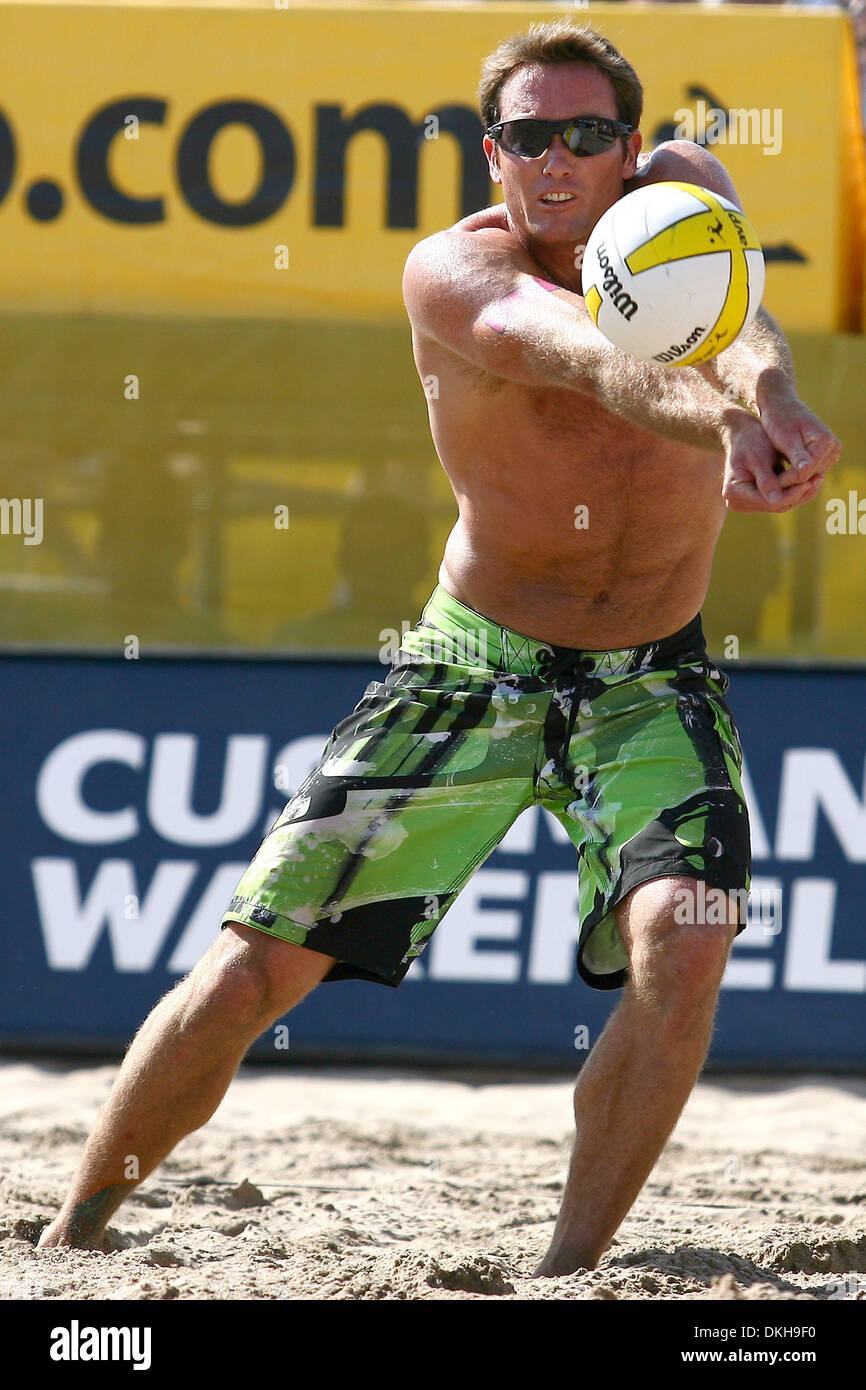 Manhattan Beach Pro Beach Volleyball Championships. Match action during