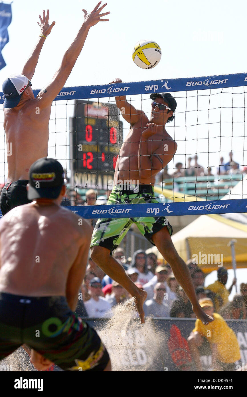 Manhattan Beach Pro Beach Volleyball Championships. Match action during