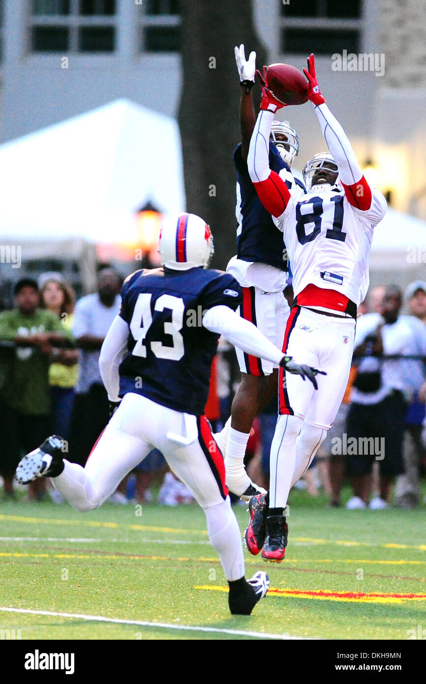 Buffalo Bills reciever Terrell Owens makes the leaping catch over cornerbacks Leodis McKelvin and Bryan Scott Thursday nights practice at St. John Fisher College in Rochester, NY (Credit Image: © Michael Johnson/Southcreek Global/ZUMApress.com) Stock Photo