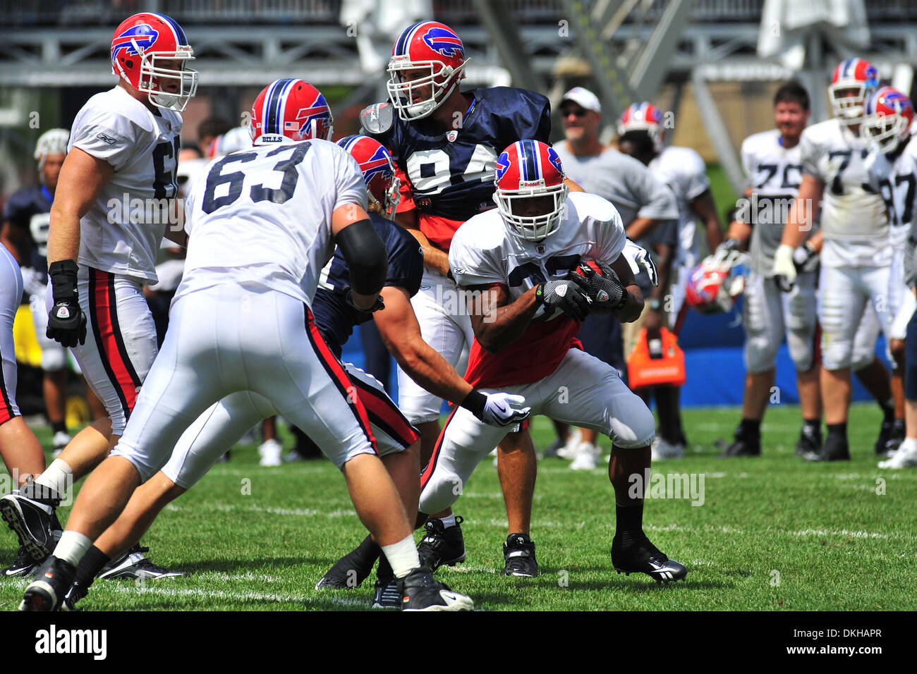 Buffalo Bills runningback Fred Jackson bounces the ball to the outside  during Wednesday's practice at St. John Fisher College in Rochester, NY.  (Credit Image: © Michael Johnson/Southcreek Global/ZUMApress.com Stock  Photo - Alamy