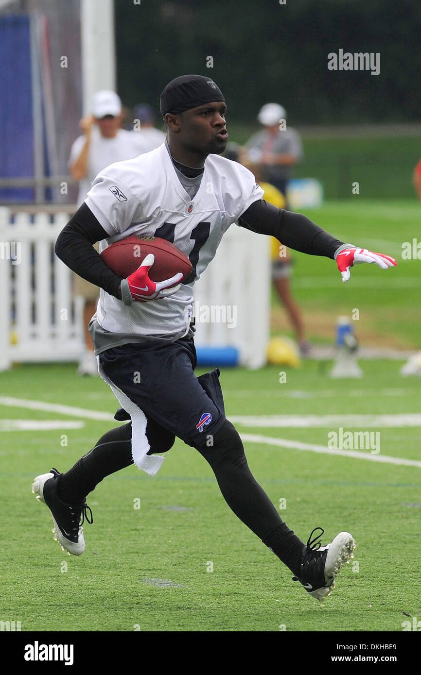 Buffalo Bills wide receiver Roscoe Parrish carries the ball up field