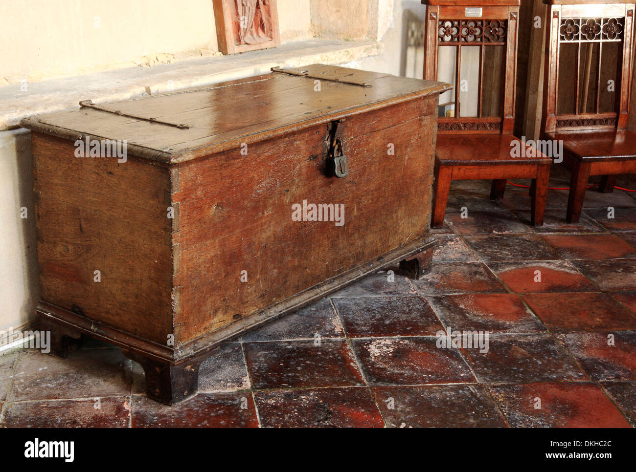 Old wooden chest hi-res stock photography and images - Alamy