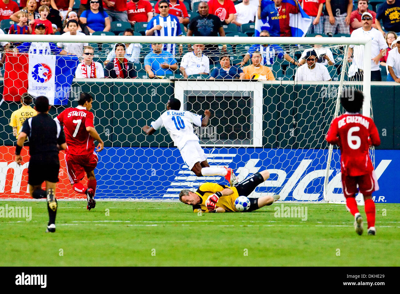 Canada's goalkeeper Greg Sutton (1) blocking the shot attempt of Honduras' attacker Marvin Chavez (10) during the CONCACAF Gold Cup quarter finals match between Canada and Honduras at Lincoln Financial Field in Philadelphia, Pennsylvania. (Credit Image: © Chris Szagola/Southcreek Global/ZUMApress.com) Stock Photo