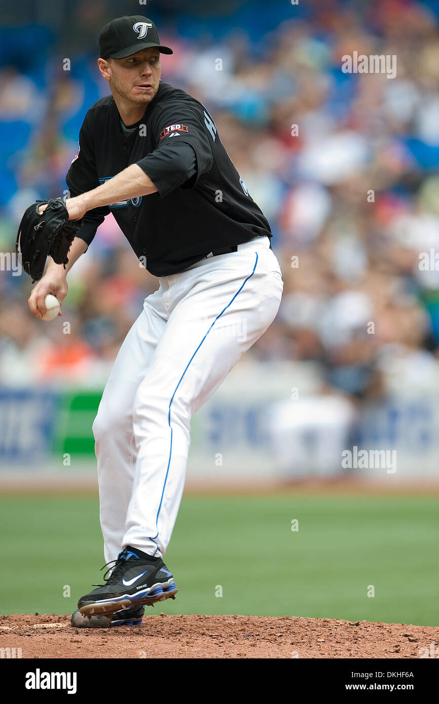 Toronto Blue Jays starting pitcher Roy Halladay #32 on his way to