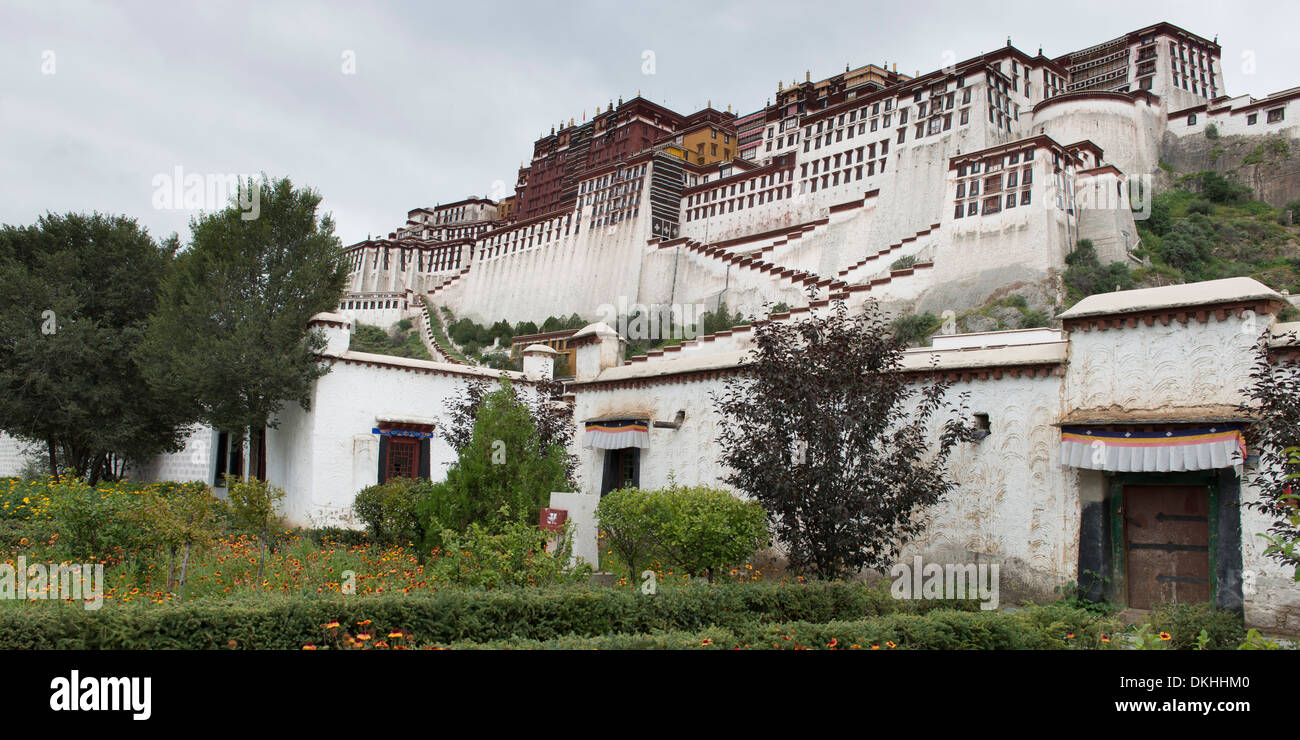 Facade of the Potala Palace, Lhasa, Tibet, China Stock Photo - Alamy