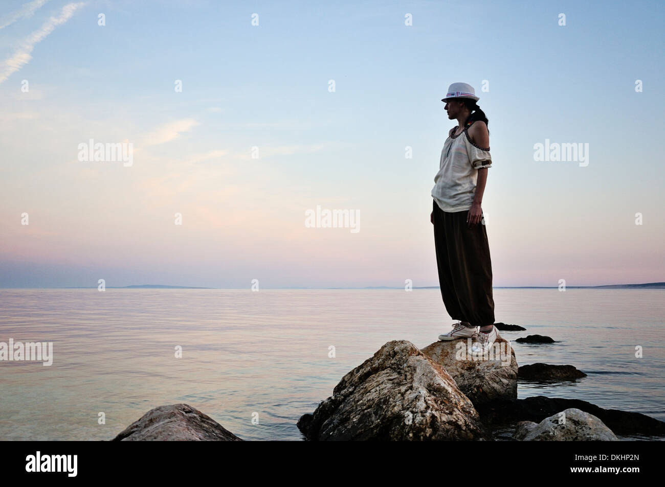 Woman alone watching sunset hi-res stock photography and images - Alamy