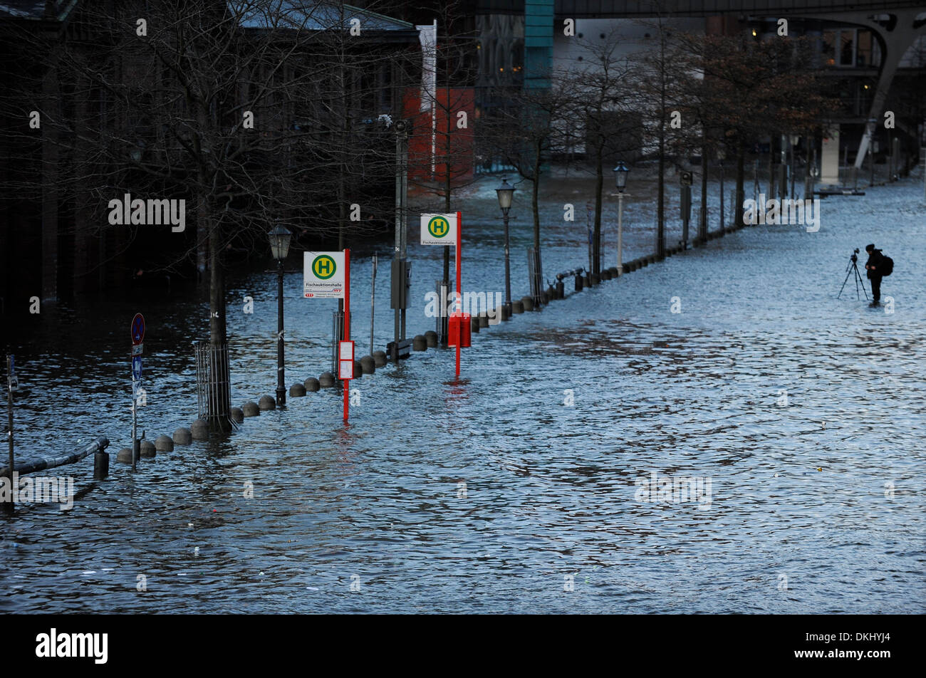 Hamburg, Germany. 6th Dec, 2013. Storm Xaver, flood at river Elbe, fish market Credit:  Joerg Boethling/Alamy Live News Stock Photo