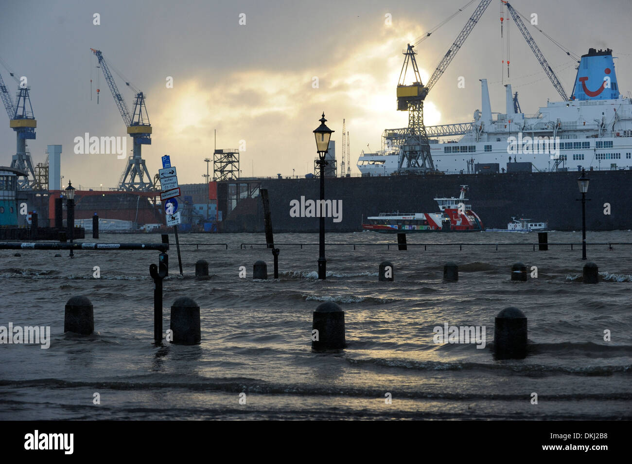 GERMANY Hamburg, storm flood Xaver, flood at river Elbe, docks of shipyard Blohm and Voss from fish market on 6.12.2013, floating dock with cruising ship of TUI Stock Photo