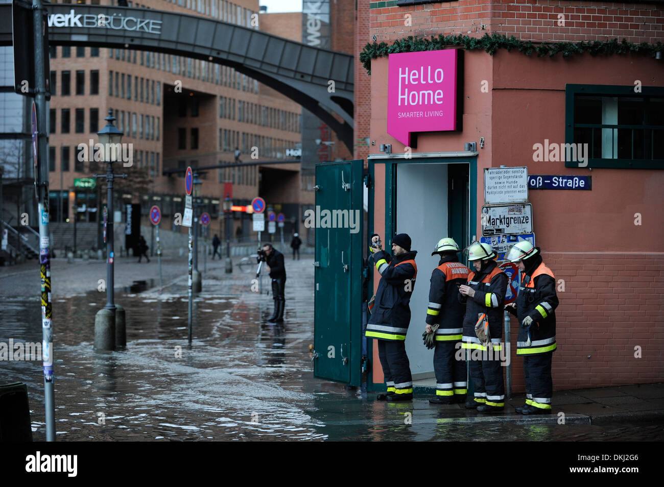 GERMANY Hamburg, storm flood Xaver, flood at river Elbe, fish market on 6.12.2013 Stock Photo