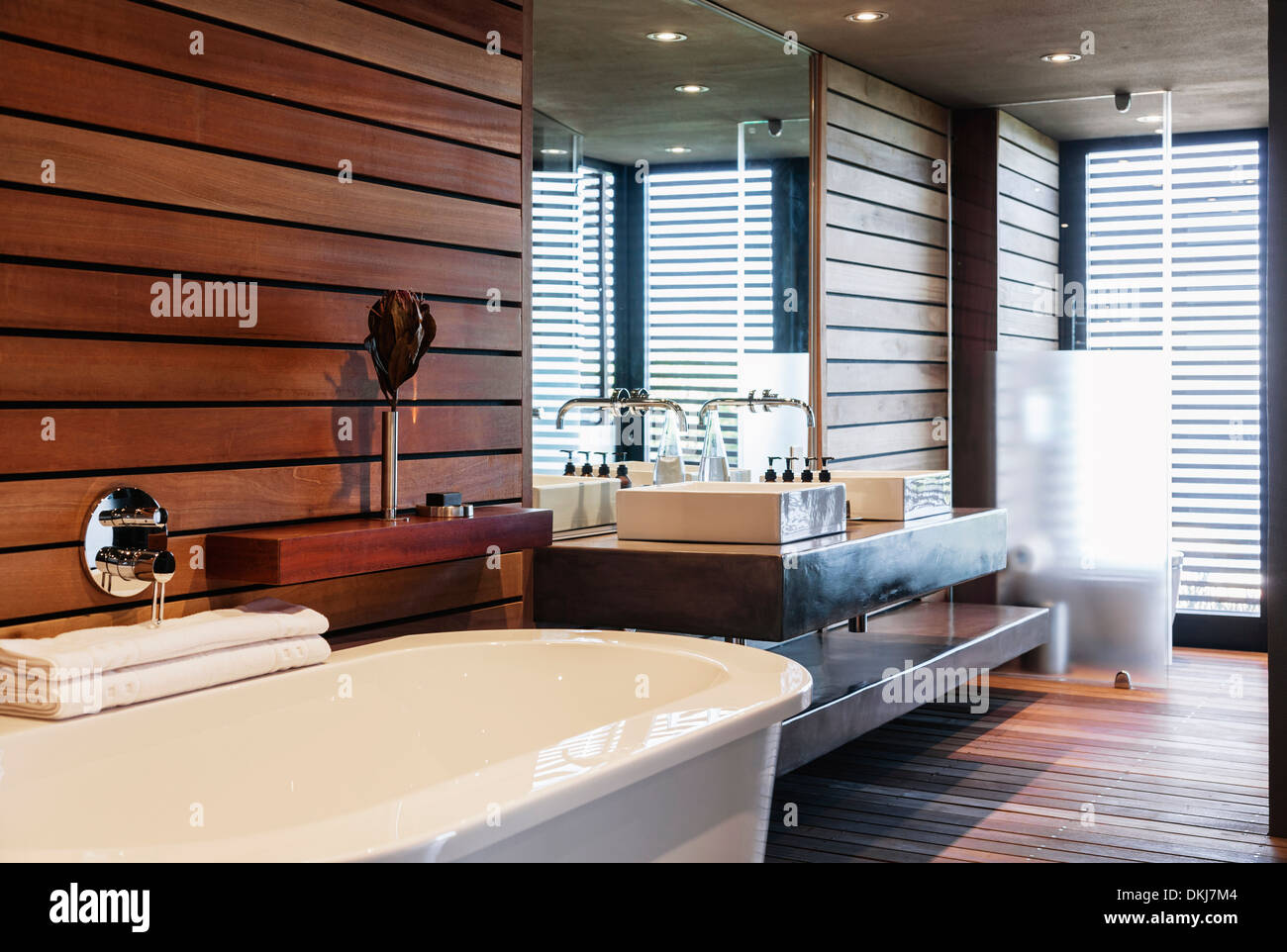 Bathtub and sinks in modern bathroom Stock Photo