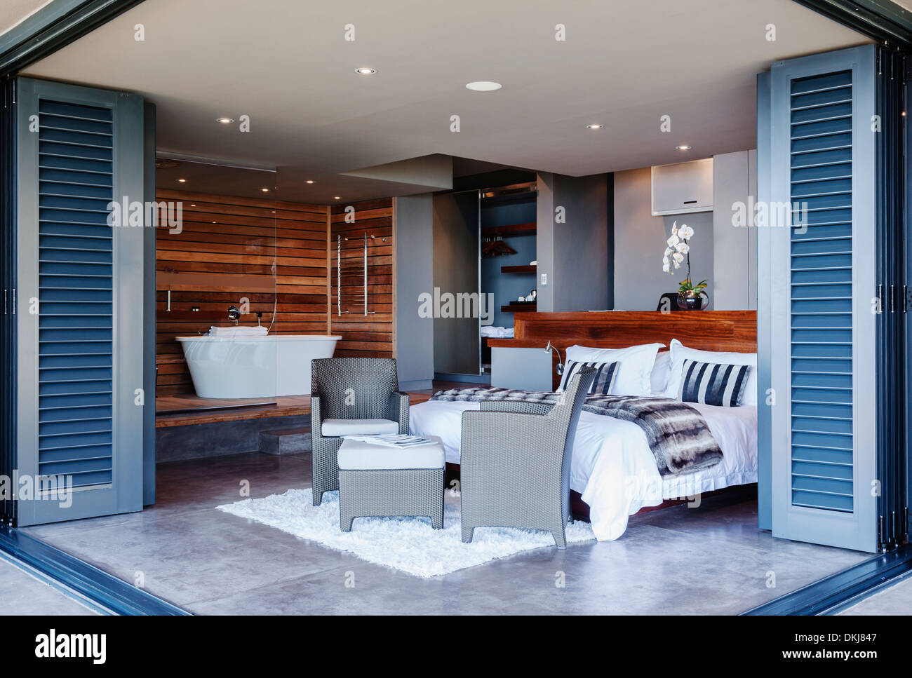 Sliding patio door hires stock photography and images Alamy