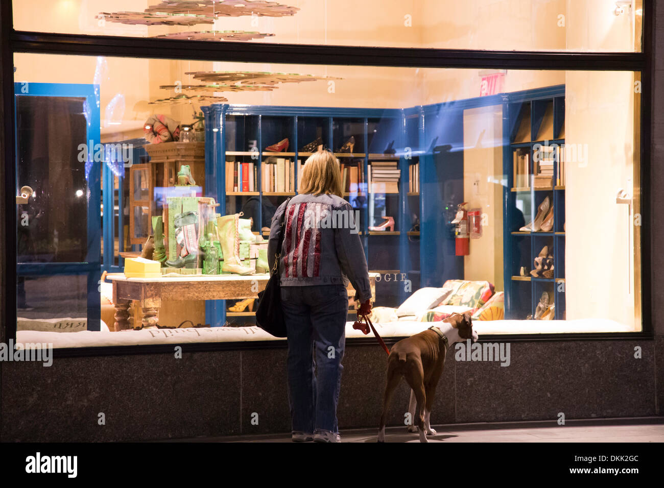 Woman store display window hi-res stock photography and images - Alamy