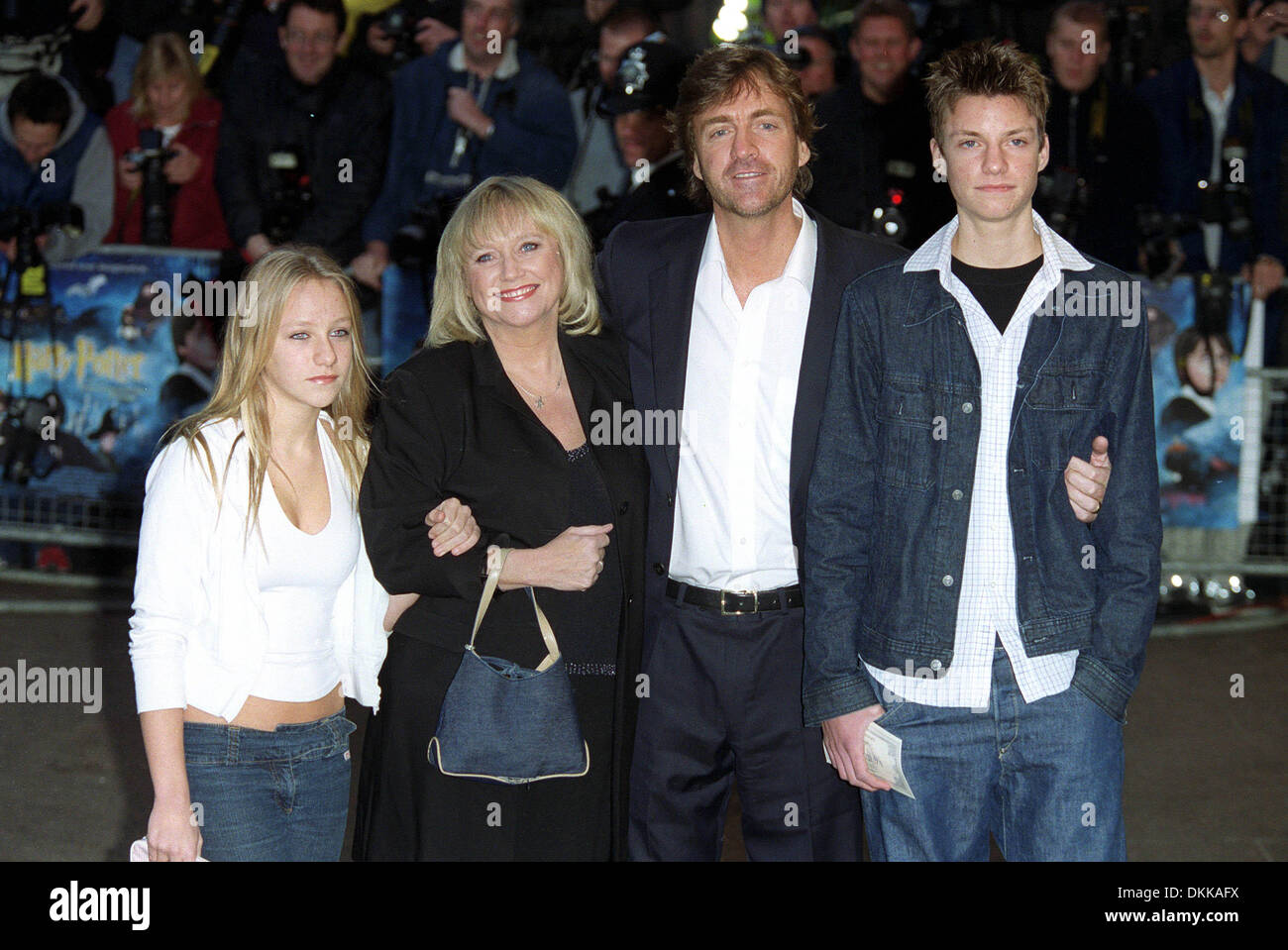 RICHARD JUDY CHILDREN LEICESTER SQ LONDON 04 11 2001 BM23A2 Stock richard-judy-children-leicester-sq-london-04-11-2001-bm23a2-stock