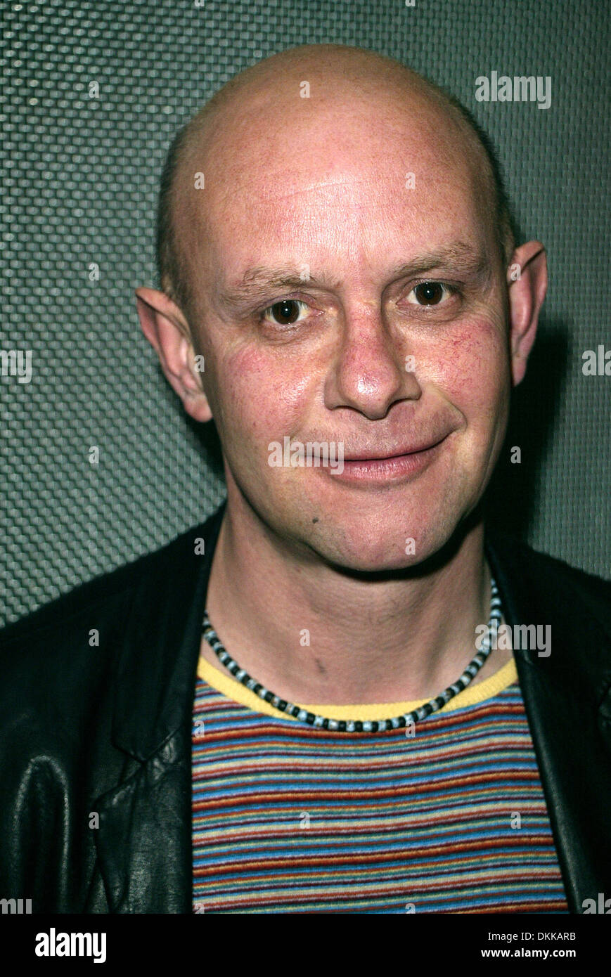 NICK HORNBY.WRITER. STREET, LONDON, ENGL.GREAT WESTERN HOTEL, LIVERPOOL.09/04/2002.DI935.Â Stock