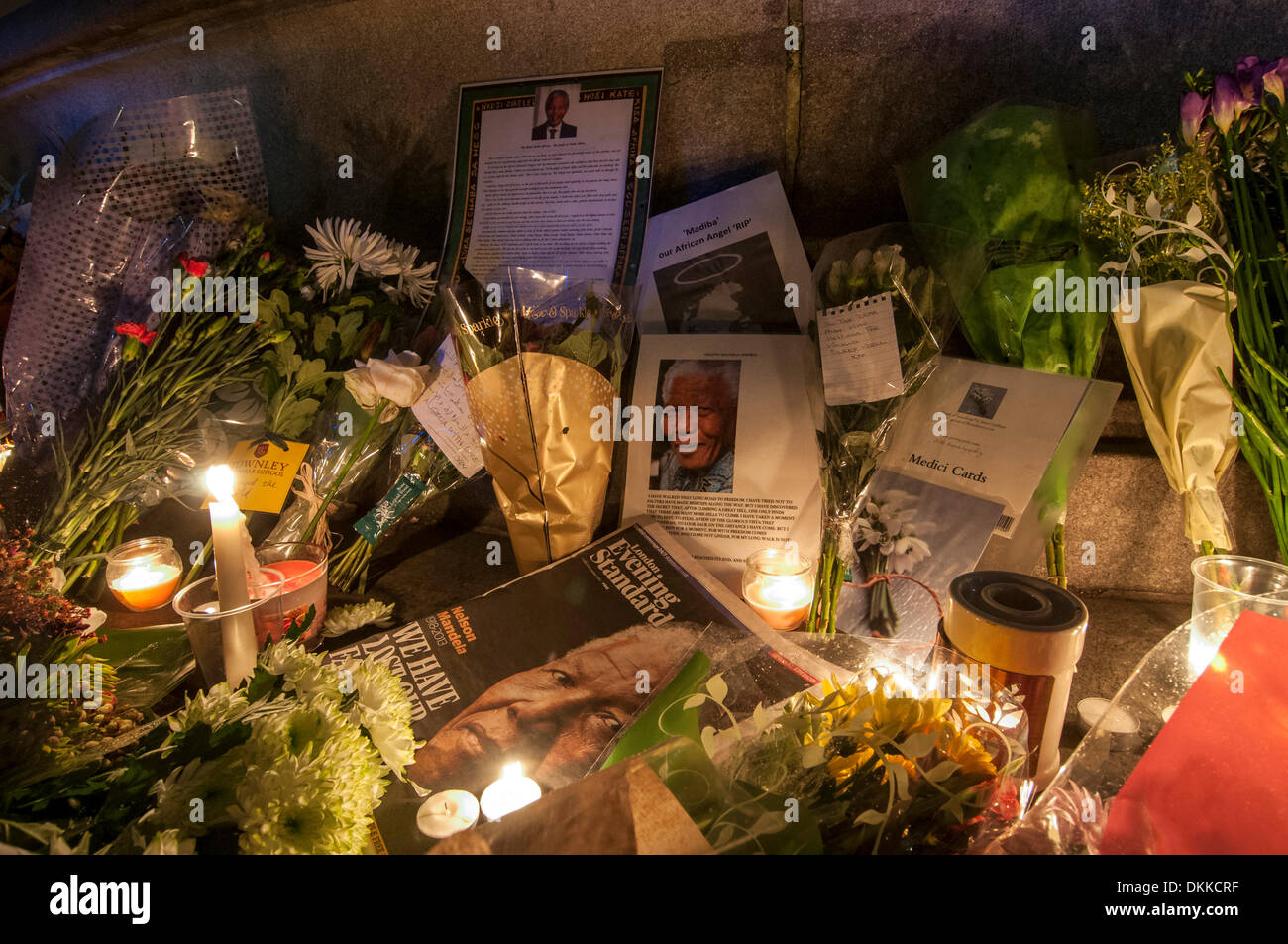 Trafalgar Square, London, UK, 6 December 2013 - Londoners give their tributes to Nelson Mandela, following his passing away the previous evening, aged 95.  Credit:  Stephen Chung/Alamy Live News Stock Photo