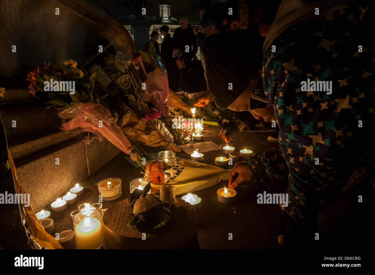 Trafalgar Square, London, UK, 6 December 2013 - Londoners give their tributes to Nelson Mandela, following his passing away the previous evening, aged 95.  Credit:  Stephen Chung/Alamy Live News Stock Photo