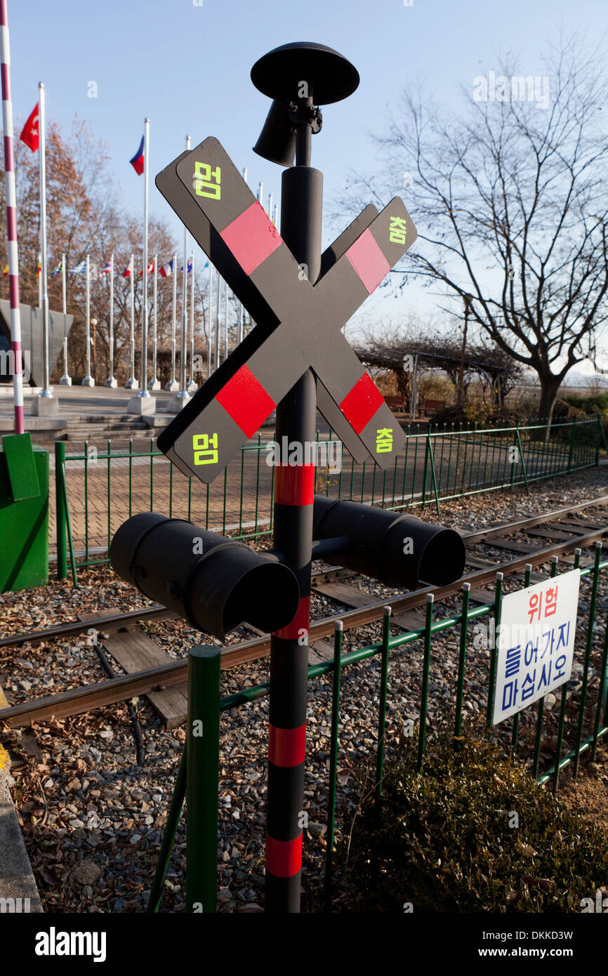 Railroad crossing sign hires stock photography and images Alamy