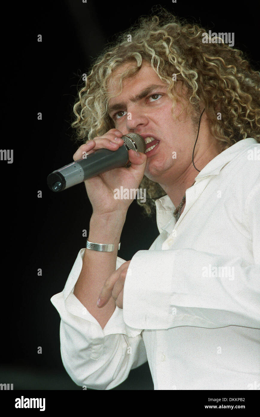 Toploader Main Singer JOE WASHBOURNE.LEAD SINGER ''TOPLOADER''.KINROSS, SCOTLAND.07/07/2001 ...