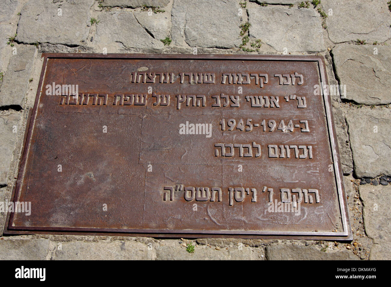 Plaque with text in Hebrew at the shoes on the Danube memorial to