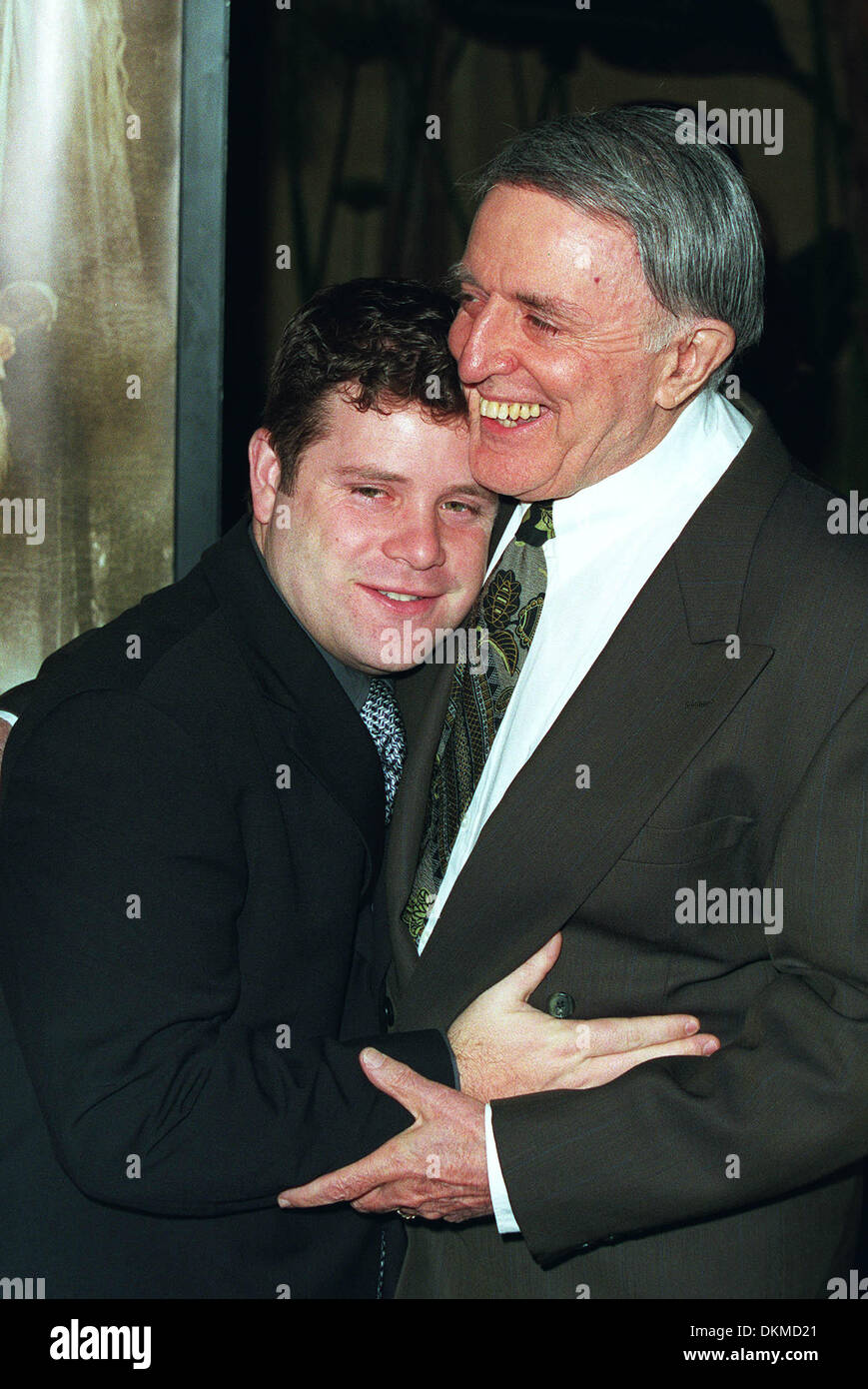 JOHN ASTIN & SEAN ASTIN.ACTORS.LOS ANGELES, USA.16/12/2001.BN91F4 Stock Photo