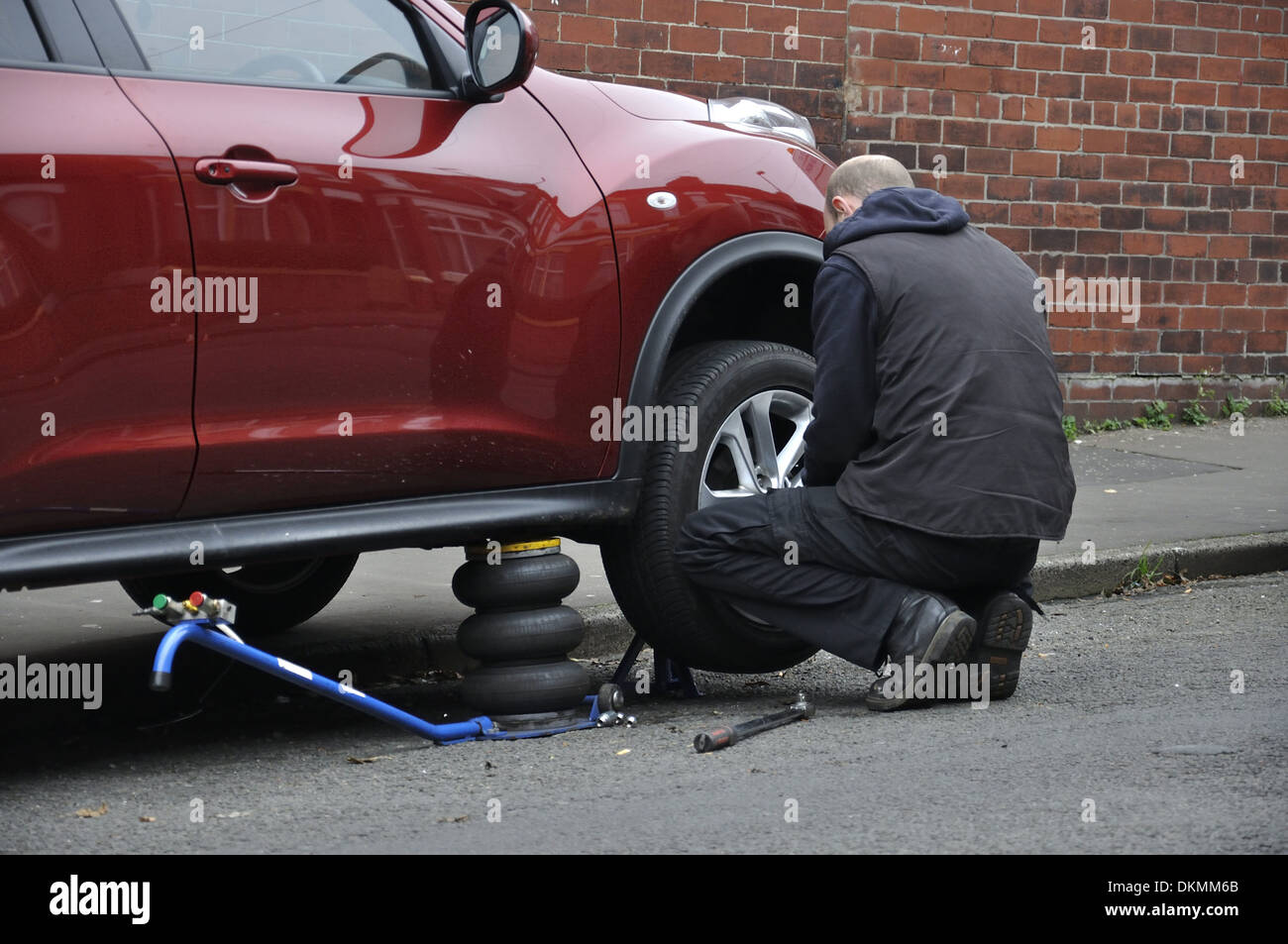 Kwik fit technician hires stock photography and images Alamy